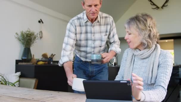 Συνταξιούχοι Ηλικιωμένοι Ζευγάρι Στο Σπίτι Αγοράζουν Προϊόντα Υπηρεσίες Απευθείας Σύνδεση — Αρχείο Βίντεο