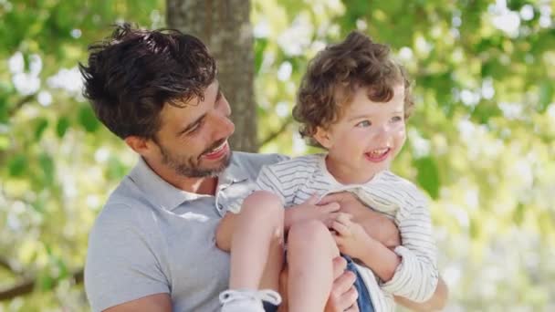 Milující Otec Baví Malým Synem Parku Zvedání Vzduchu Před Mazlení — Stock video