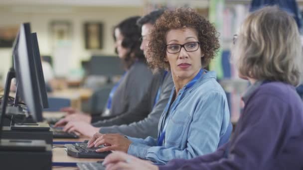 Línea Estudiantes Maduros Multiculturales Sentados Computadoras Biblioteca Aprendiendo Habilidades Ayudándose — Vídeos de Stock