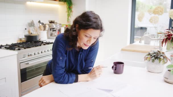 Mujer Hispana Madura Casa Cocina Revisando Firmando Documentos Financieros Filmado — Vídeos de Stock