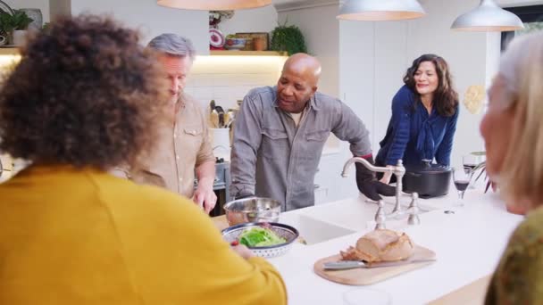 Bir Grup Olgun Arkadaş Evde Buluşup Yemek Hazırlıyor Birlikte Şarap — Stok video