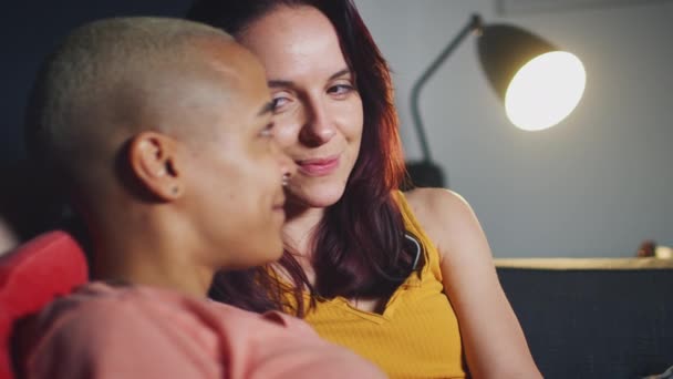 Milující Stejný Sex Ženské Páry Sedí Pohovce Doma Objímání Líbání — Stock video