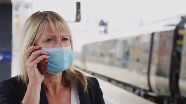 Mulher Negócios Madura Usando Máscara Facial Plataforma Estação Ferroviária Falando — Vídeo de Stock