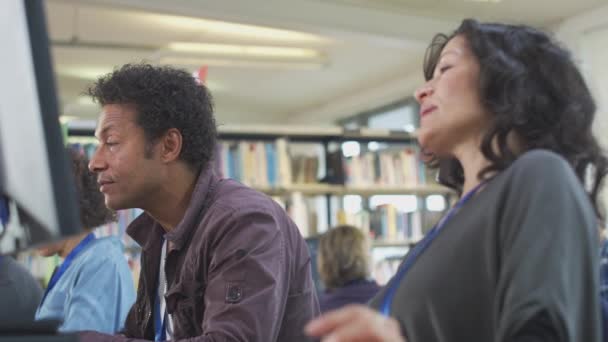 Linha Estudantes Multiculturais Maduros Sentados Computadores Biblioteca Aprendendo Habilidades Aula — Vídeo de Stock