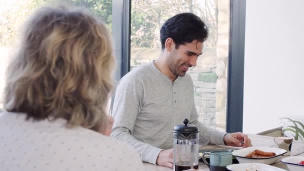 Adult Son Parents Sitting Table Home Pyjamas Enjoying Brunch Together — Stockvideo