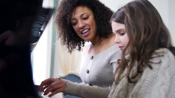 Młoda Dziewczyna Uczy Się Grać Pianinie Mając Lekcje Nauczycielki Domu — Wideo stockowe