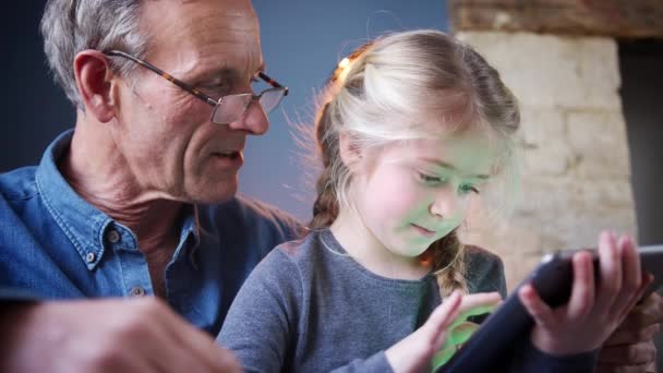 Close Avô Neta Casa Sentado Poltrona Usando Tablet Digital Juntos — Vídeo de Stock