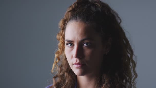 Υψηλής Αντίθεσης Στούντιο Πορτρέτο Της Σοβαρής Νεαρή Γυναίκα Στέκεται Πάνω — Αρχείο Βίντεο