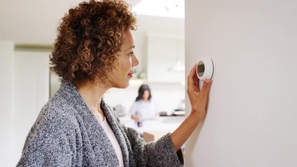 Mujer Madura Usando Aplicación Teléfono Para Controlar Termostato Digital Calefacción — Vídeos de Stock