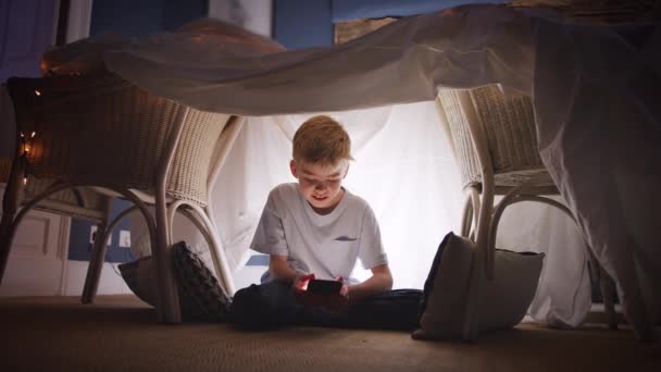 Niño Sentado Guarida Campamento Que Hecho Casa Jugando Con Teléfono — Vídeos de Stock