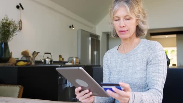 Volwassen Vrouw Thuis Kopen Van Producten Diensten Online Met Behulp — Stockvideo