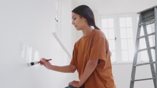 Mujer Pintando Cuadros Prueba Pared Mientras Decoran Habitación Nuevo Hogar — Vídeos de Stock