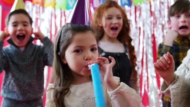 Groep Kinderen Viert Feest Verjaardagsfeest Met Papieren Hoeden Party Blowers — Stockvideo