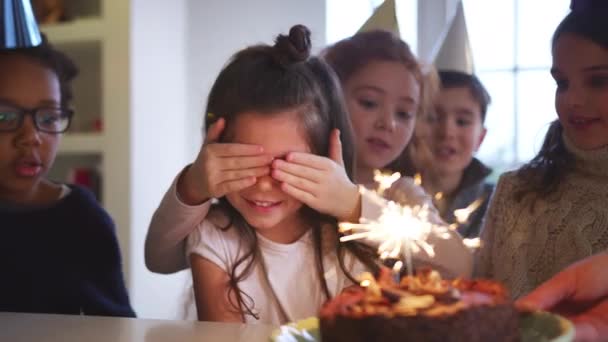 Młoda Dziewczyna Świętująca Urodziny Imprezą Grupą Przyjaciół Domu Otrzymuje Tort — Wideo stockowe
