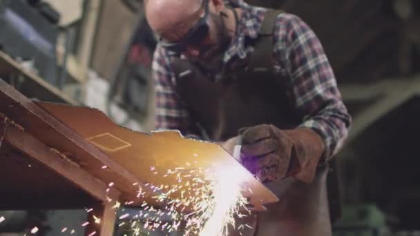 Male Blacksmith Using Plasma Cutter Cut Shape Sheet Metal Forge — Stock Video