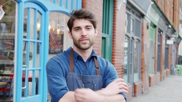 Ana Caddede Küçük Bir Dükkan Işleten Adamın Portresi Ağır Çekimde — Stok video