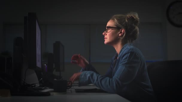 Zmęczony Bizneswoman Pomocą Komputera Siedzi Przy Biurku Biurze Pracuje Późna — Wideo stockowe