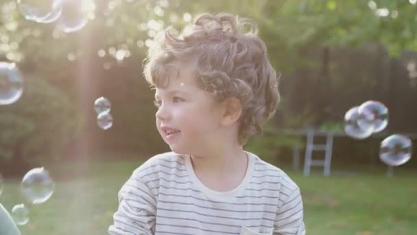 Mladý Chlapec Baví Zahradě Honí Praskají Bubliny Zastřelen Zpomaleném Filmu — Stock video