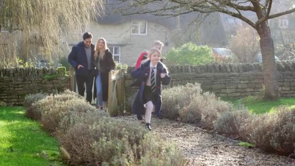 Ouders Keren Terug Van Het Verzamelen Van Kinderen Uniform Van — Stockvideo