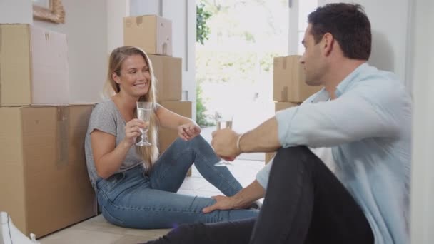 Pár Dává Pauzu Stěhování Den Sedí Podlaze Obklopen Krabicemi Pronese — Stock video