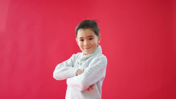Νεαρό Άνετα Ντυμένο Αγόρι Στέκεται Στο Κόκκινο Φόντο Στούντιο Χαμογελώντας — Αρχείο Βίντεο