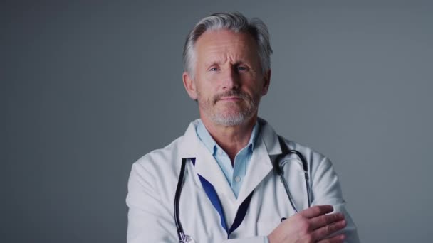 Studio Πορτρέτο Του Ώριμου Άνδρα Γιατρό Φορώντας Λευκό Παλτό Γκρι — Αρχείο Βίντεο