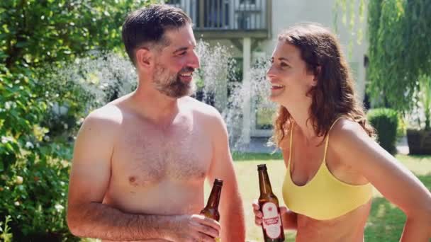 Volwassen Echtpaar Draagt Zwemkleding Thuis Zomertuin Samen Bier Drinken Geschoten — Stockvideo
