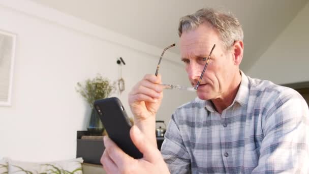 Nieto Entra Habitación Ayuda Abuelo Confundido Resolver Problema Con Teléfono — Vídeo de stock