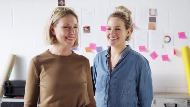 Portret Dwóch Kobiet Prowadzących Kreatywny Biznes Studio Razem Uśmiechniętych Kamery — Wideo stockowe