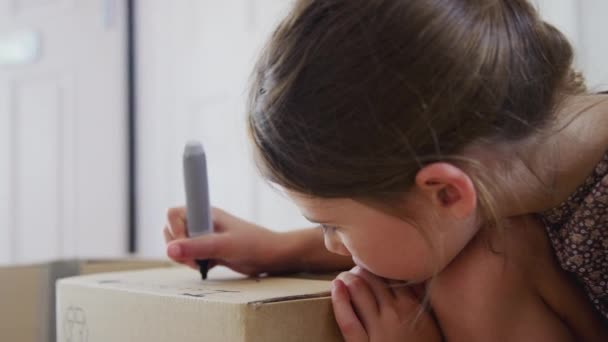 Zbliżenie Dziewczyna Pisanie Etykieta Opakowanie Pudełko Gotowy Dla Przejść Nowego — Wideo stockowe