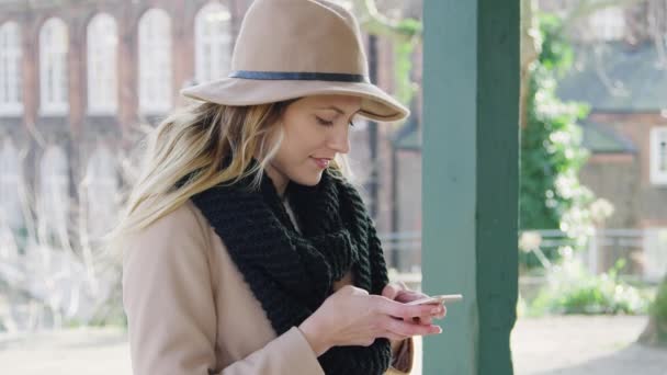 Femme Dans Parc Ville Attendant Date Arrivée Vérifie Téléphone Mobile — Video