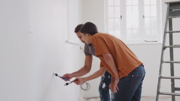 Para Malowanie Kwadratów Testowych Ścianie Jak Ozdobić Pokój Nowym Domu — Wideo stockowe