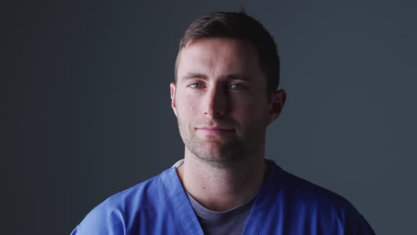 Studioporträt Einer Krankenschwester Mit Peelings Vor Grauem Hintergrund Aufgenommen Zeitlupe — Stockvideo