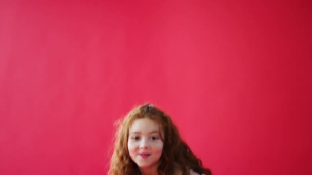 Mladá Ležérně Oblečená Dívka Skočí Prázdného Rámečku Spodní Části Obrazovky — Stock video