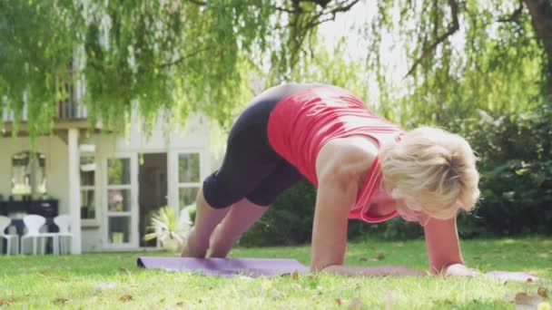 Mujer Mayor Casa Jardín Con Ropa Fitness Haciendo Ejercicio Esterilla — Vídeos de Stock