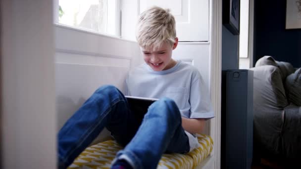 Вид Збоку Молодого Хлопчика Який Сидить Віконному Сидінні Вдома Грає — стокове відео