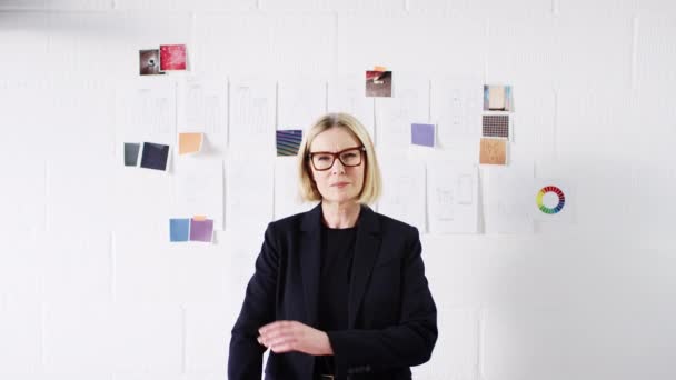 Olgun Kadın Moda Tasarımcısının Portresi Gözlük Takıyor Stüdyoda Duvarın Önünde — Stok video