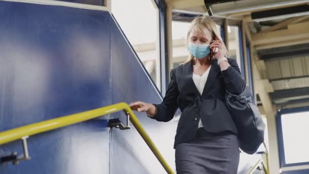 Volwassen Zakenvrouw Draagt Gezichtsmasker Lopen Trap Het Station Praten Mobiele — Stockvideo