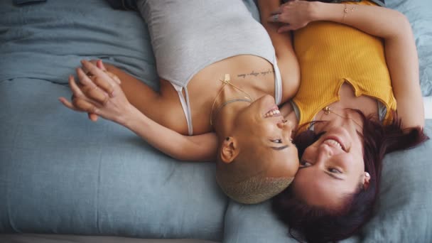 爱情的同性伴侣手牵手躺在床上的头像镜头 动作缓慢 — 图库视频影像