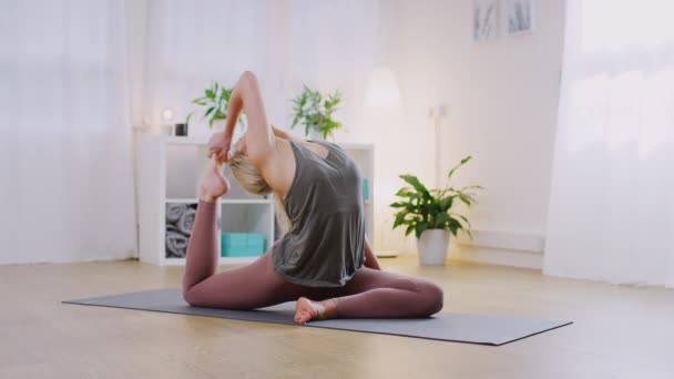 Frau Yoga Studio Sitzt Auf Gymnastikmatte Und Dehnt Sich Aufgenommen — Stockvideo