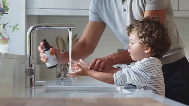 Vater Hilft Kleinem Sohn Beim Händewaschen Küchenspüle Bei Gesundheitspandemie Schuss — Stockvideo