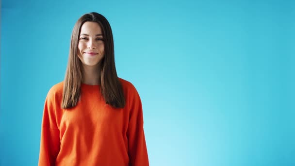 Portrait Studio Une Jeune Femme Souriante Confiante Riant Sur Fond — Video