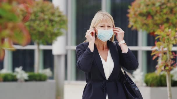 Donna Affari Matura Che Cammina Lungo Strada Della Città Fuori — Video Stock