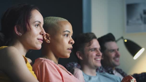 Groep Van Gay Vrienden Zitten Bank Thuis Eten Popcorn Lachen — Stockvideo