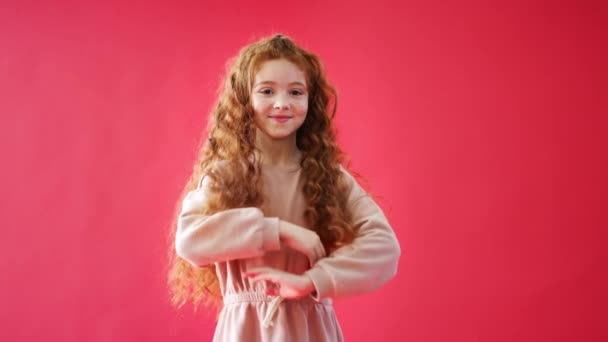 Νεαρό Άνετα Ντυμένο Κορίτσι Στέκεται Στο Κόκκινο Φόντο Στούντιο Χαμογελώντας — Αρχείο Βίντεο