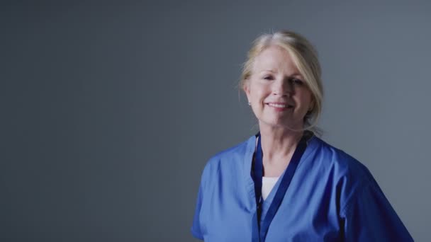 Retrato Estudio Una Enfermera Madura Sonriente Que Lleva Una Bata — Vídeo de stock