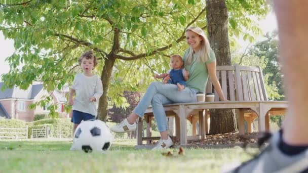 Rodzina Dziewczynką Zabawy Parku Gry Piłkę Nożną Siedzi Siedzeniu Pod — Wideo stockowe