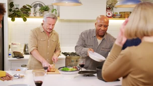 Skupina Dospělých Přátel Setkání Doma Servírovat Jídlo Kuchyni Společně Zastřelen — Stock video