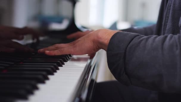 Primer Plano Las Manos Cuando Joven Sienta Piano Cola Toca — Vídeo de stock