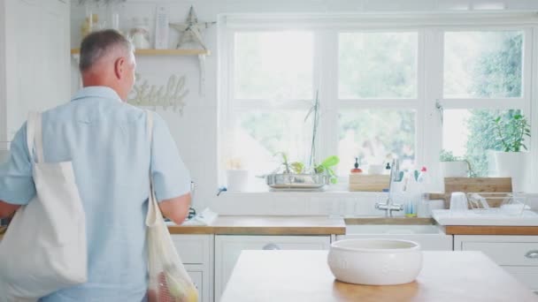 Rentner Packt Hause Der Küche Lebensmittel Aus Schuss Zeitlupe — Stockvideo